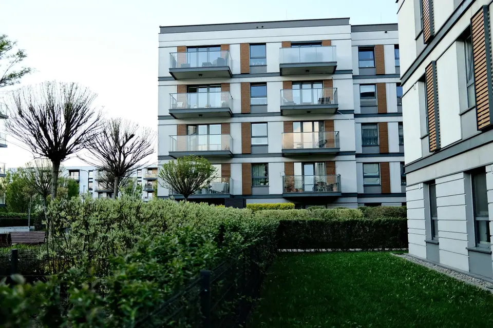 Balkonlu betonarme apartman cephesi (temsilî)